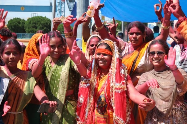 बिजनौर में बैराज पर गणेश जी की मूर्ति विसर्जन के लिए लेकर जाते श्रद्घालु। संवाद