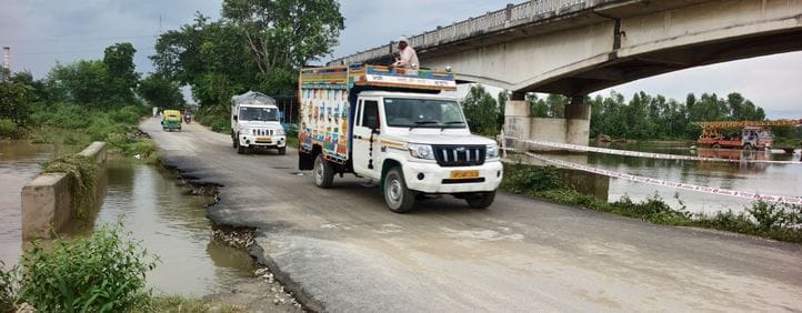 बंद किए रास्ते से होकर निकल रहे वाहन। संवाद