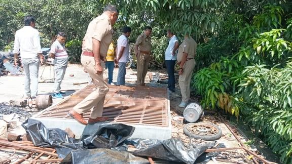 छत का जाल हटाकर अंदर घुसे चोर, मौके पर जांच करती पुलिस व शोरूम के अंदर फैला सामान। छत का जाल हटाकर अंदर घुसे चोर, मौके पर जांच करती पुलिस व शोरूम के अंदर फैला सामान।