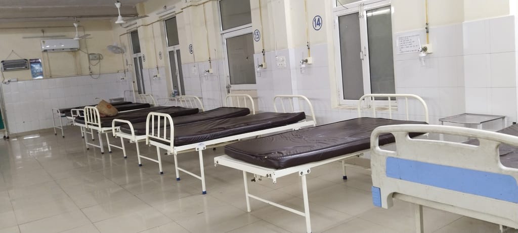 एमएमजी अस्पताल के डेंगू वार्ड में भर्ती किए गए अन्य वार्ड के मरीज।  संवाद