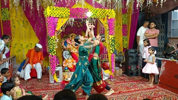 -फोटो 51 : गणपति उत्सव में नृत्य प्रस्तुत करते नन्हें बच्चे। स्रोत समिति -फोटो 51 : गणपति उत्सव में नृत्य प्रस्तुत करते नन्हें बच्चे। स्रोत समिति