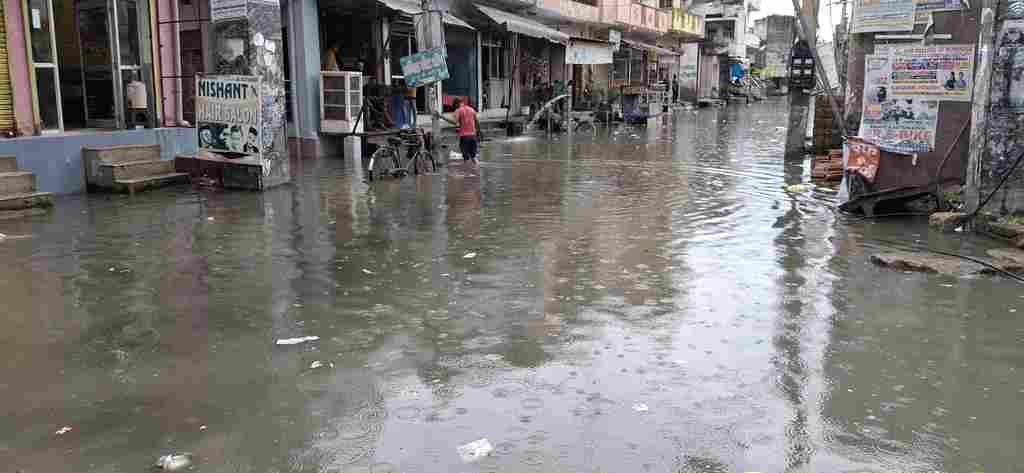 -फोटो 54 : धर्म विहार कॉलोनी में भरा बारिश का पानी। संवाद