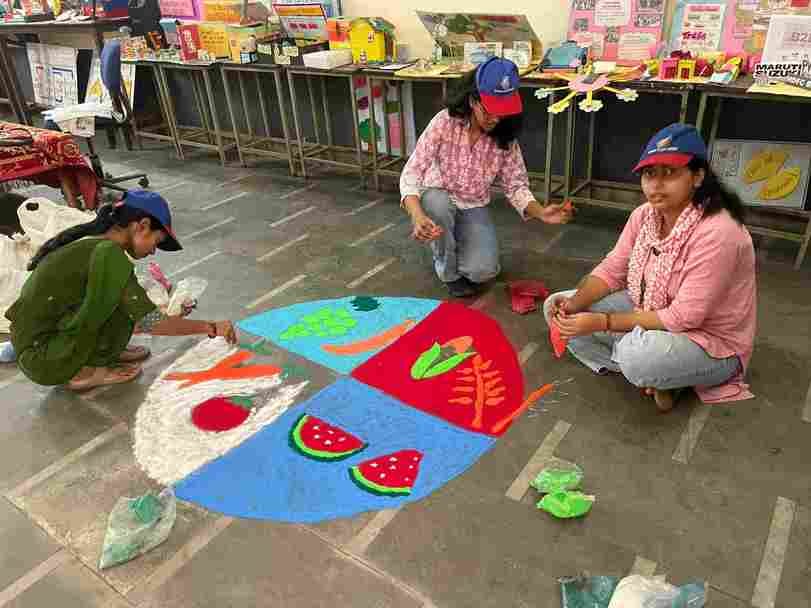 -फोटो 57 : पोस्टर के जरिये जागरूकता का संदेश देती छात्राएं। स्रोत कॉलेज