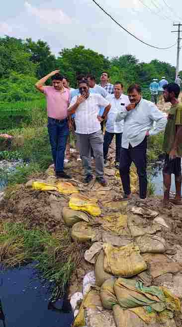 फोटो 65 : मुंगेशपुर ड्रेन का नाव में बैठकर निरीक्षण करते हुए डीसी स्वप्निल रविंद्र पाटिल व साथ 