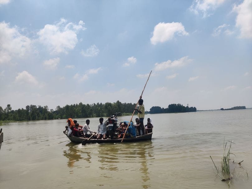 फोटो नंबर-31- गंगा का जलस्तर बढ़ने से फिर घरों से निकल कर राहत केंद्र पहुंचने लगे लोग। संवाद फोटो नंबर-31- गंगा का जलस्तर बढ़ने से फिर घरों से निकल कर राहत केंद्र पहुंचने लगे लोग। संवाद