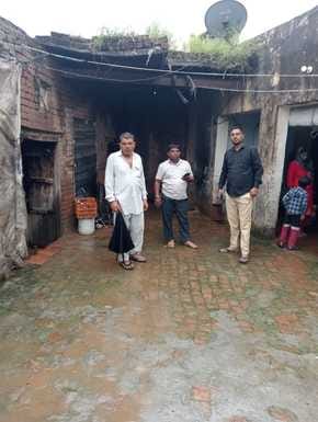 गांव बैंडी में बारिश के दौरान गिरी कच्ची छत। संवाद गांव बैंडी में बारिश के दौरान गिरी कच्ची छत। संवाद