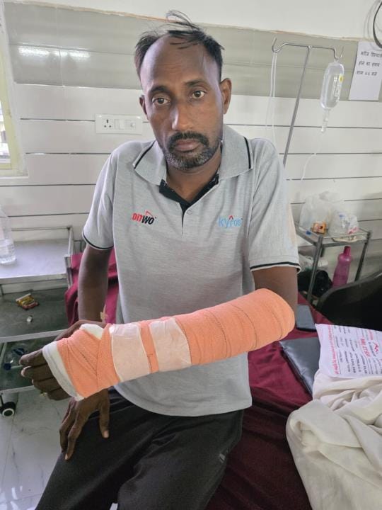 घायल पंप कर्मी लवकुश यादव व उस पर रॉड से हमला करता आरोपी। घायल पंप कर्मी लवकुश यादव व उस पर रॉड से हमला करता आरोपी।