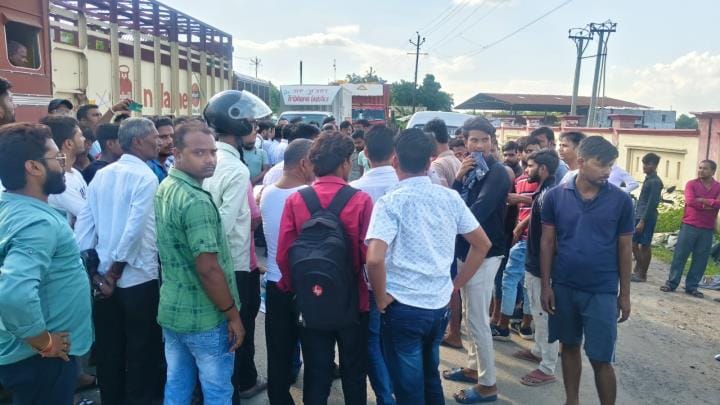 हादसे के बाद जमा सड़क जाम करते स्थानीय लोग। हादसे के बाद जमा सड़क जाम करते स्थानीय लोग।