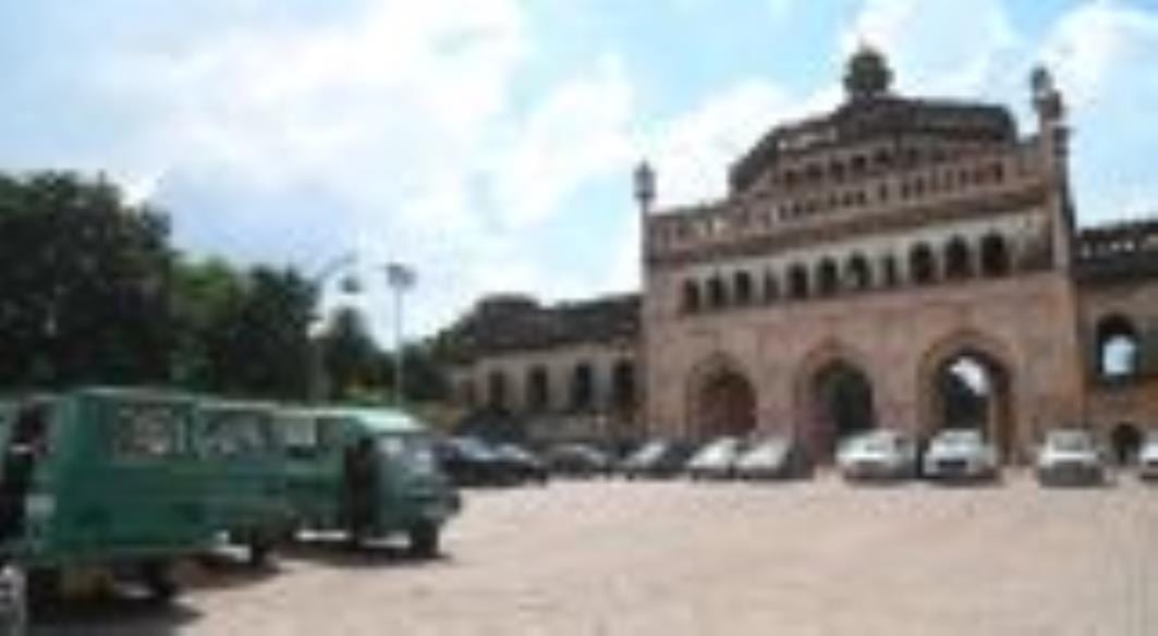 इमामबाड़े के पास अतिक्रमण और वाहनों की आवाजाही। इमामबाड़े के पास अतिक्रमण और वाहनों की आवाजाही।