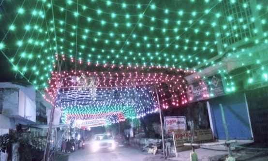इैद मिलादुन्नबी के लिए बाजार में बिक रहे झंडे आदि। संवाद
