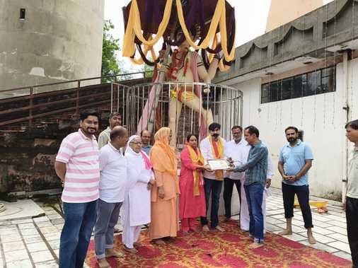 मुलाना में आयोजित शोभा यात्रा के दौरान शामिल भगवान वामन जी की पालकी। संवाद मुलाना में आयोजित शोभा यात्रा के दौरान शामिल भगवान वामन जी की पालकी। संवाद
