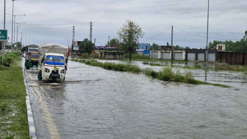 मुलाना में कालपी फ्लाईओवर के नजदीक नेशनल हाईवे की एक तरफ जलभराव। संवाद