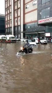 मुलाना में कालपी फ्लाईओवर के नजदीक नेशनल हाईवे की एक तरफ जलभराव। संवाद