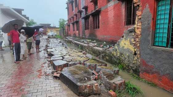 मुलाना में कालपी फ्लाईओवर के नजदीक नेशनल हाईवे की एक तरफ जलभराव। संवाद