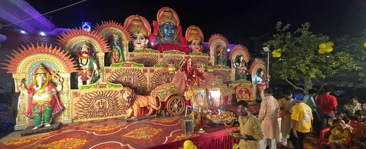 नगर के रामलीला मैदान में आयोजित गणेश महोत्सव में सजा भव्य दरबार और मौजूद श्रद्धालु। आयोजक नगर के रामलीला मैदान में आयोजित गणेश महोत्सव में सजा भव्य दरबार और मौजूद श्रद्धालु। आयोजक