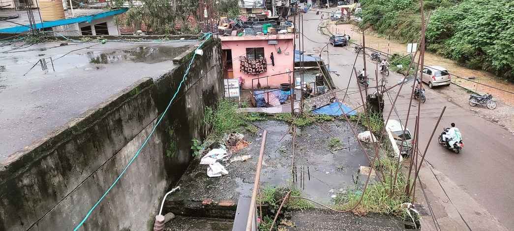 नगर परिषद की दुकान के छत से टपक रहे पानी से किताबों और कॉपियों को नुकसान से बचाने के प्लास्टिक नगर परिषद की दुकान के छत से टपक रहे पानी से किताबों और कॉपियों को नुकसान से बचाने के प्लास्टिक