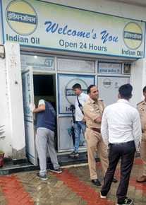 नानौता पेट्रोल पंप के शीशे में लगी गोली। श्रोत पेट्राल पंप नानौता पेट्रोल पंप के शीशे में लगी गोली। श्रोत पेट्राल पंप