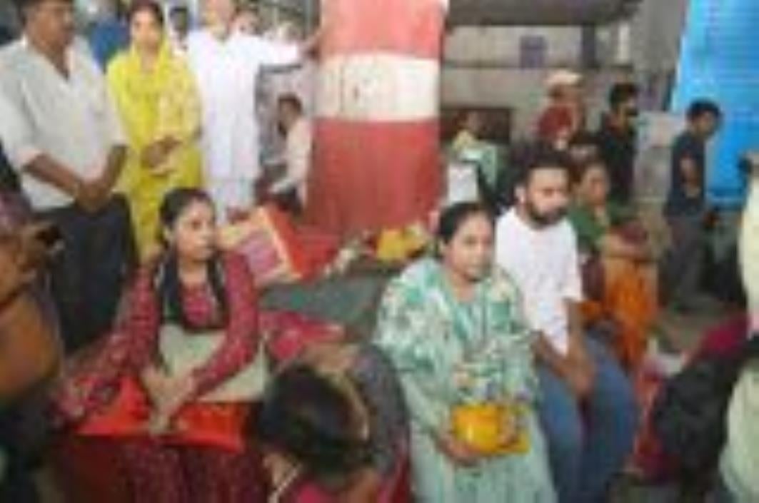 निरीक्षण करतीं बबीता कुमारी और अस्पताल में मौजूद मरीज और तीमारदार।