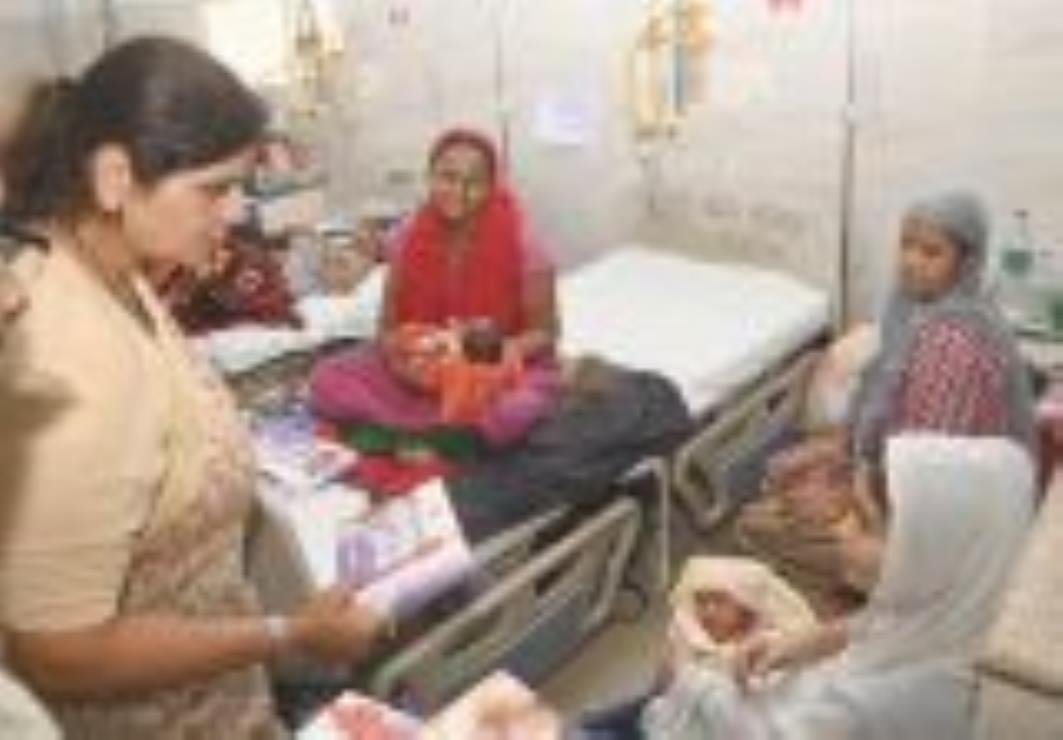 निरीक्षण करतीं बबीता कुमारी और अस्पताल में मौजूद मरीज और तीमारदार।