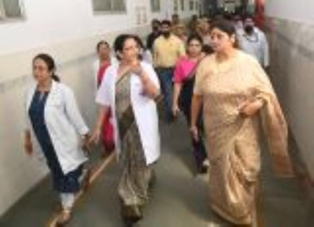 निरीक्षण करतीं बबीता कुमारी और अस्पताल में मौजूद मरीज और तीमारदार।