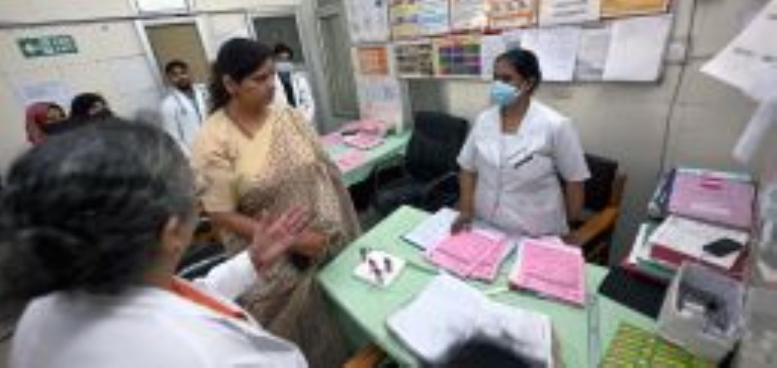 निरीक्षण करतीं बबीता कुमारी और अस्पताल में मौजूद मरीज और तीमारदार।