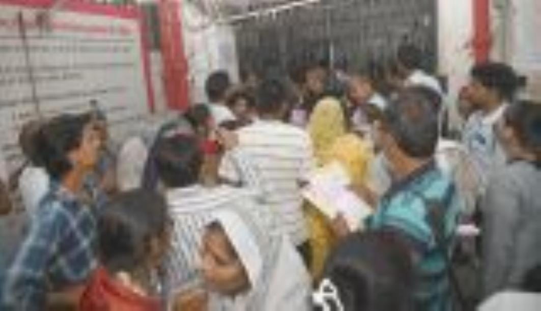 निरीक्षण करतीं बबीता कुमारी और अस्पताल में मौजूद मरीज और तीमारदार।