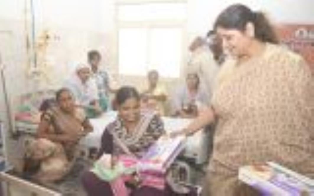 निरीक्षण करतीं बबीता कुमारी और अस्पताल में मौजूद मरीज और तीमारदार।
