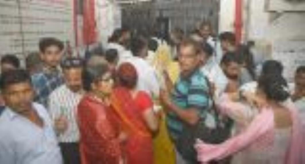 निरीक्षण करतीं बबीता कुमारी और अस्पताल में मौजूद मरीज और तीमारदार।