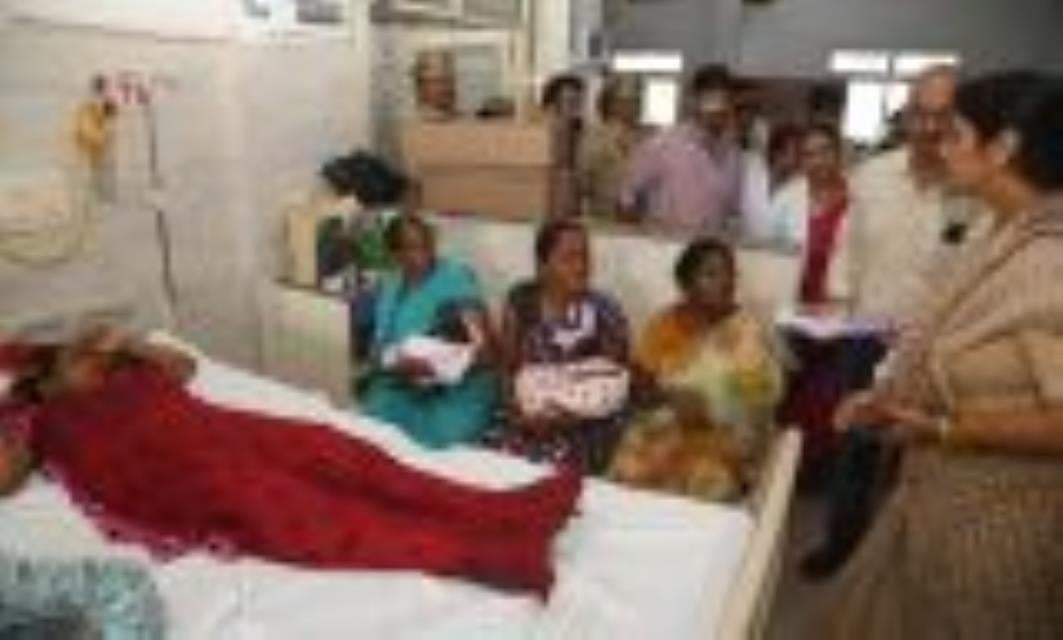 निरीक्षण करतीं बबीता कुमारी और अस्पताल में मौजूद मरीज और तीमारदार।