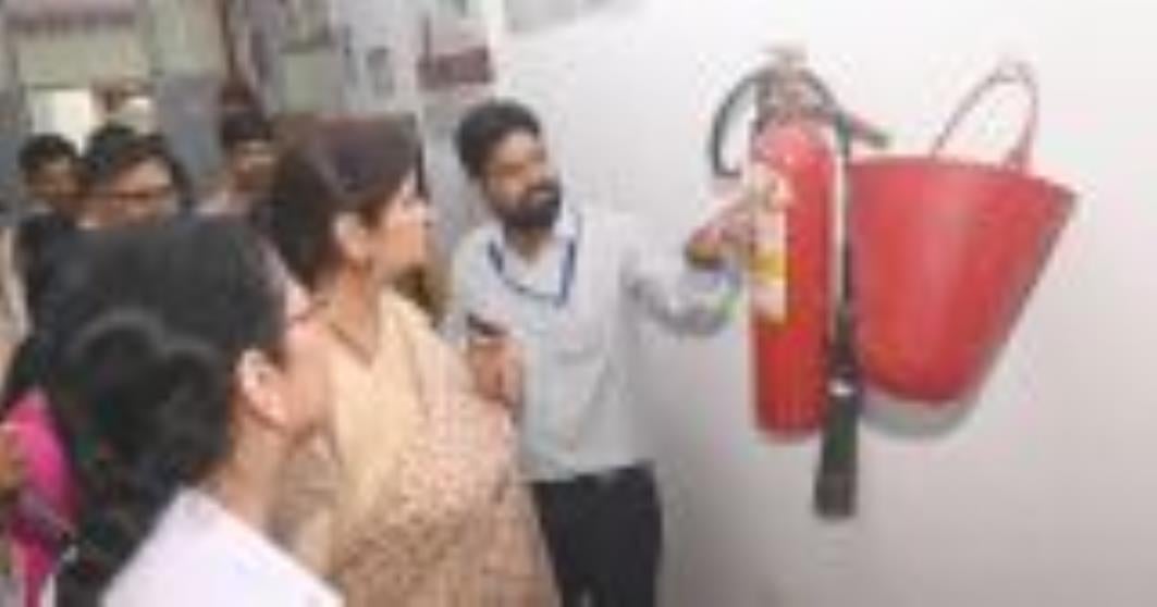 निरीक्षण करतीं बबीता कुमारी और अस्पताल में मौजूद मरीज और तीमारदार।