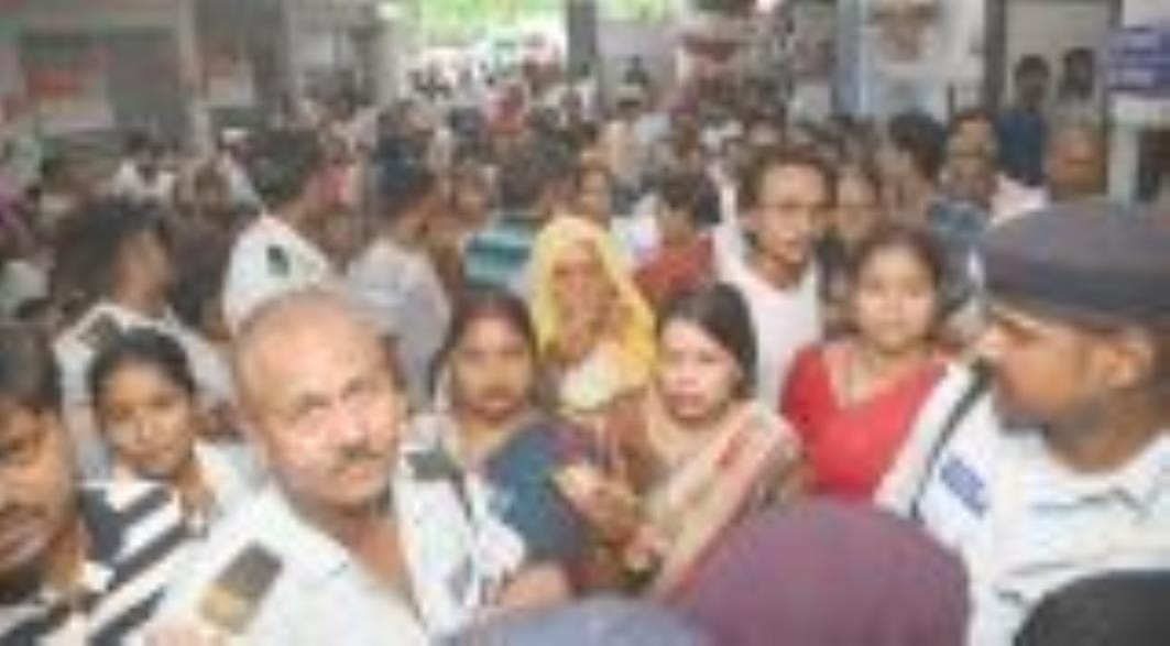 निरीक्षण करतीं बबीता कुमारी और अस्पताल में मौजूद मरीज और तीमारदार।