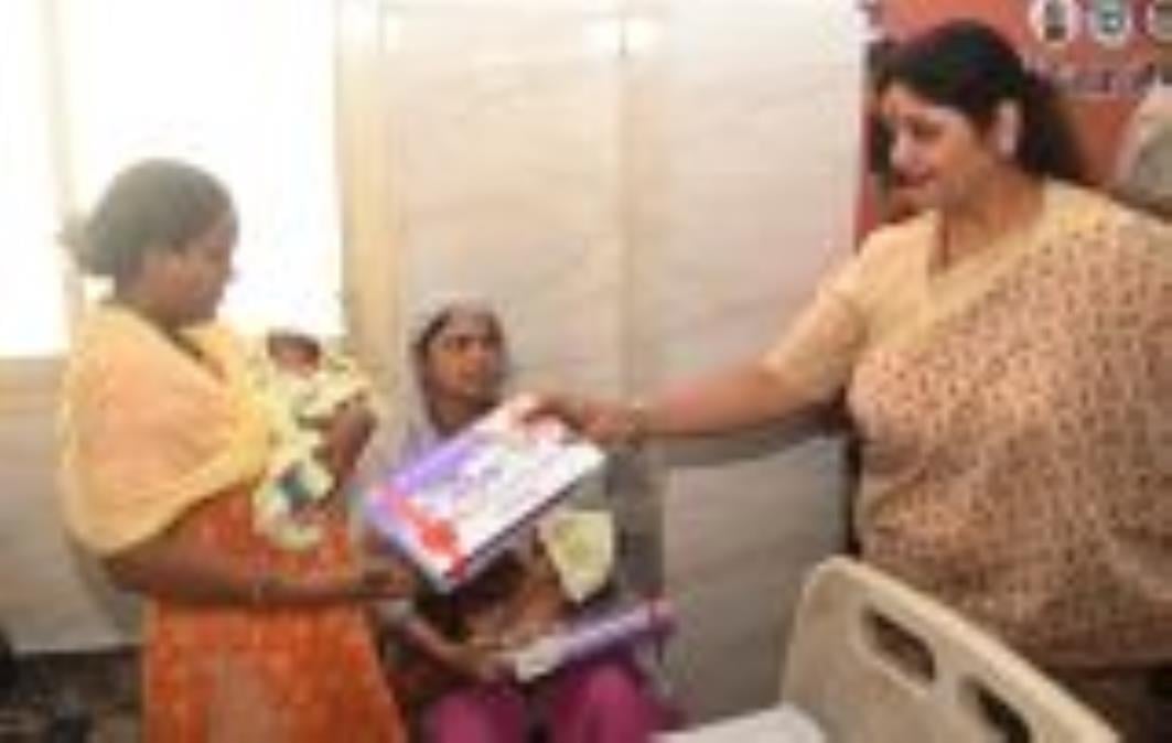 निरीक्षण करतीं बबीता कुमारी और अस्पताल में मौजूद मरीज और तीमारदार।