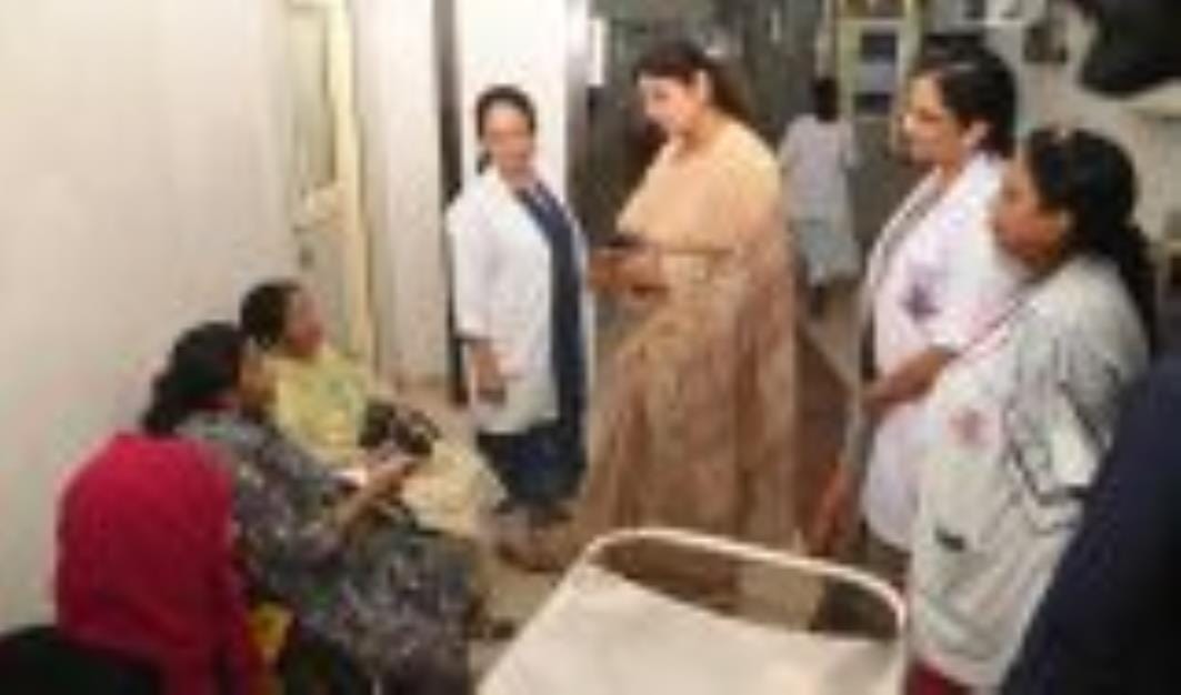 निरीक्षण करतीं बबीता कुमारी और अस्पताल में मौजूद मरीज और तीमारदार।