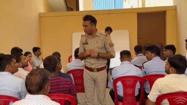 प्रशिक्षण लेते कर्मचारी।