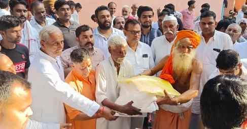 परीक्षितगढ़ क्षेत्र के साधु नांगली निवासी बाढ़ पीड़ितों को राहत समग्री वितरित करते राज्य मंत्री परीक्षितगढ़ क्षेत्र के साधु नांगली निवासी बाढ़ पीड़ितों को राहत समग्री वितरित करते राज्य मंत्री