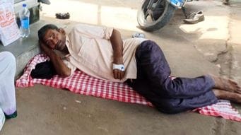 राजकीय मेडिकल कॉलेज के ट्रामा सेंटर में एक बेड पर लेटे दो-दो मरीज। संवाद राजकीय मेडिकल कॉलेज के ट्रामा सेंटर में एक बेड पर लेटे दो-दो मरीज। संवाद