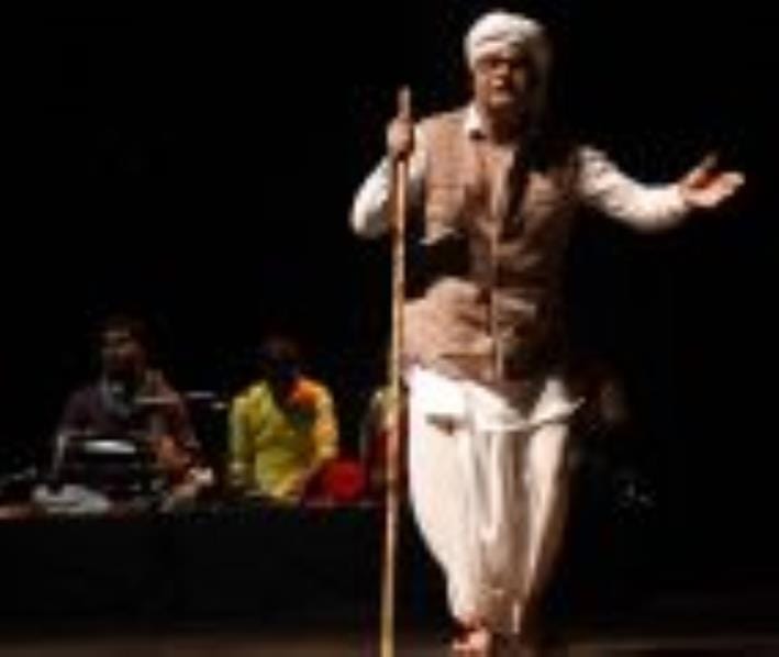संगीत नाटक अकादमी में नाटक कहत भिखारी का मंचन करते कलाकार। संगीत नाटक अकादमी में नाटक कहत भिखारी का मंचन करते कलाकार।