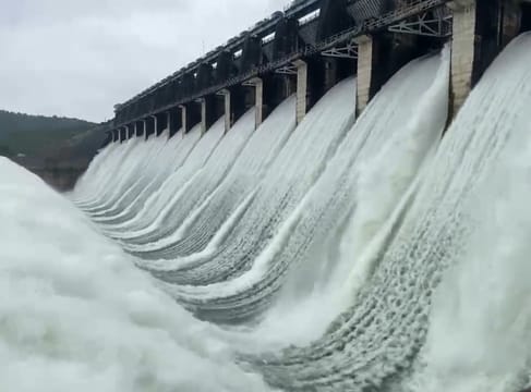 माही बांध के गेट खुलने के बाद बहती धवल धारा। 