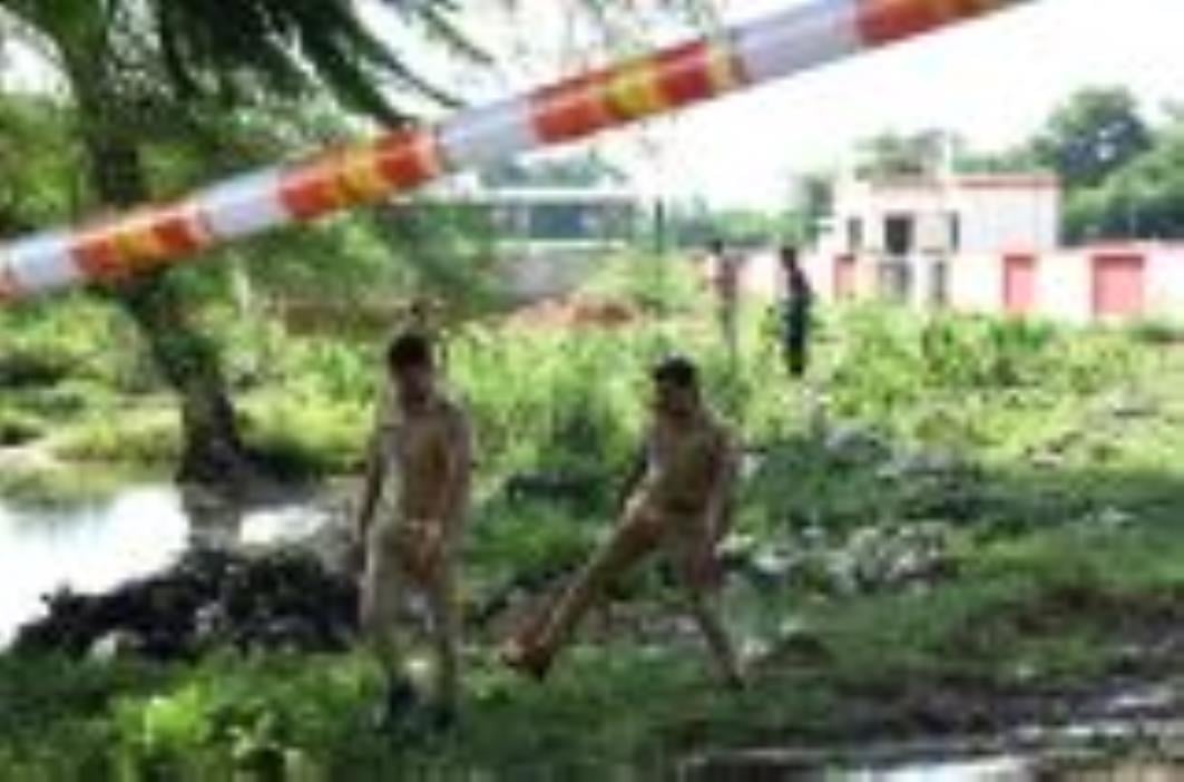 सेमरा गांव में घटनास्थल को सील करते पुलिसकर्मी व धमाके बाद उठता धुआं।