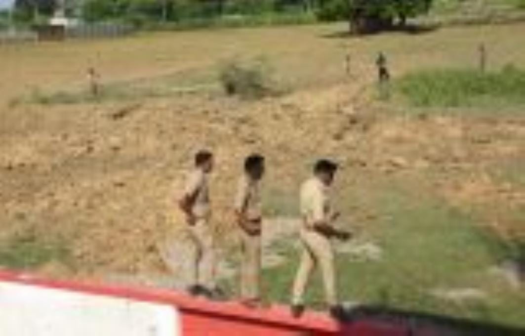 सेमरा गांव में घटनास्थल को सील करते पुलिसकर्मी व धमाके बाद उठता धुआं।