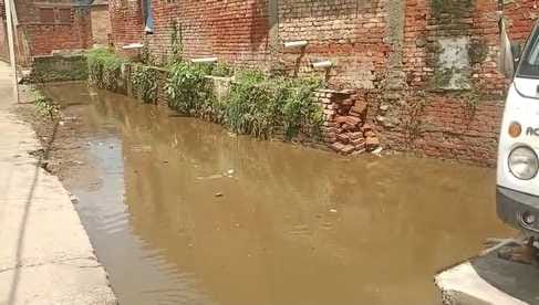 सरूरपुर। हर्रा में नाले में बहे बच्चे को तलाशकरती नगर पंचायत टीम व ग्रामीण। संवाद सरूरपुर। हर्रा में नाले में बहे बच्चे को तलाशकरती नगर पंचायत टीम व ग्रामीण। संवाद