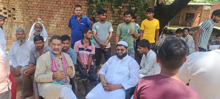 सरूरपुर। हर्रा में नाले में बहे बच्चे को तलाशकरती नगर पंचायत टीम व ग्रामीण। संवाद सरूरपुर। हर्रा में नाले में बहे बच्चे को तलाशकरती नगर पंचायत टीम व ग्रामीण। संवाद