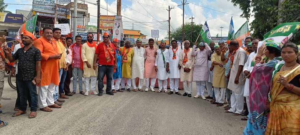 सुपौल के लोहियानगर चौक पर एनएच 327 ए को जाम कर प्रदर्शन करते एनडीए कार्यकर्ता।