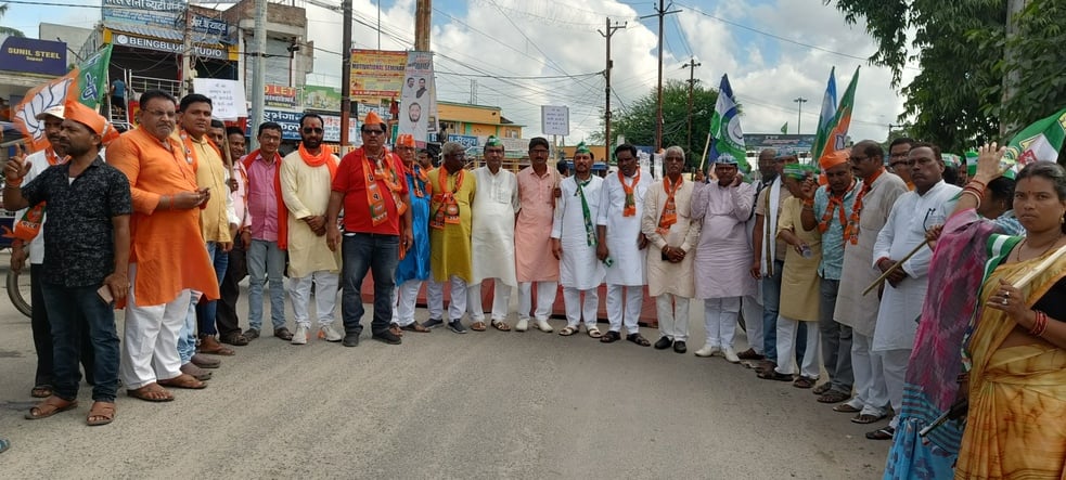 सुपौल के लोहियानगर चौक पर एनएच 327 ए को जाम कर प्रदर्शन करते एनडीए कार्यकर्ता।