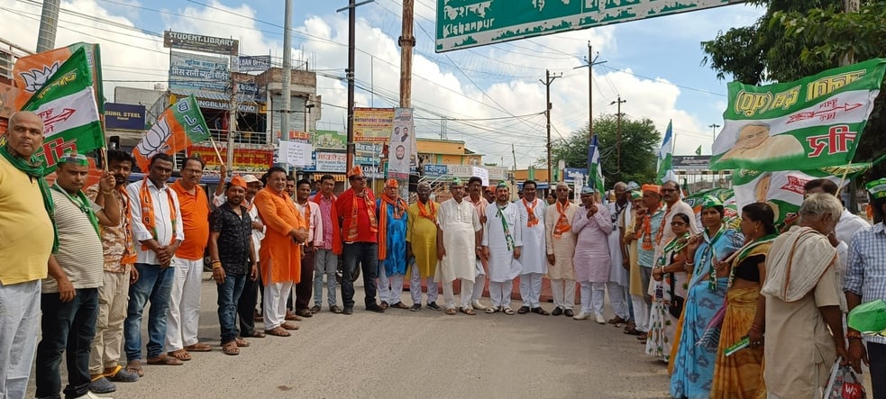 सुपौल के लोहियानगर चौक पर एनएच 327 ए को जाम कर प्रदर्शन करते एनडीए कार्यकर्ता।