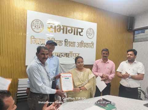 शाहजहांपुर में प्रधानाचार्य को सम्मानित करते रोटरी क्लब के पदाधिकारी। स्रोत: संस्था शाहजहांपुर में प्रधानाचार्य को सम्मानित करते रोटरी क्लब के पदाधिकारी। स्रोत: संस्था