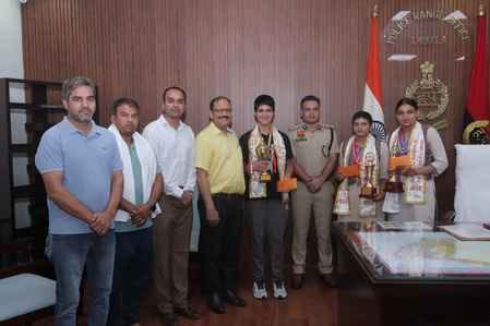 शहर के पुलिस डीएवी पब्लिक स्कूल की खिलाड़ियों को सम्मानित करते हुए आईजीपी अंबाला रेंज एवं स्कू