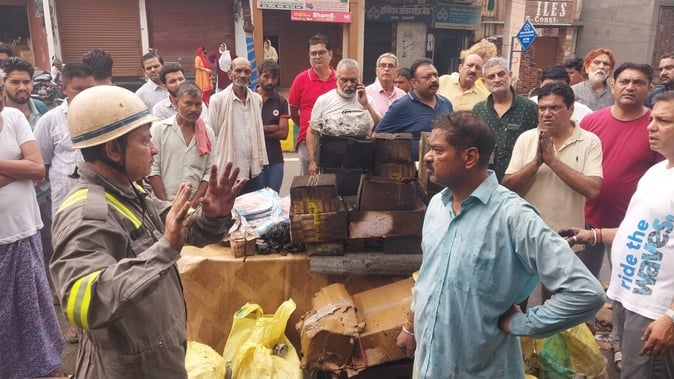 शामली में धीमान पुरा मार्ग पर इलक्ट्रोनिक्स की दुकान में आग लगने के बाद लगी भीड़ । संवाद शामली में धीमान पुरा मार्ग पर इलक्ट्रोनिक्स की दुकान में आग लगने के बाद लगी भीड़ । संवाद