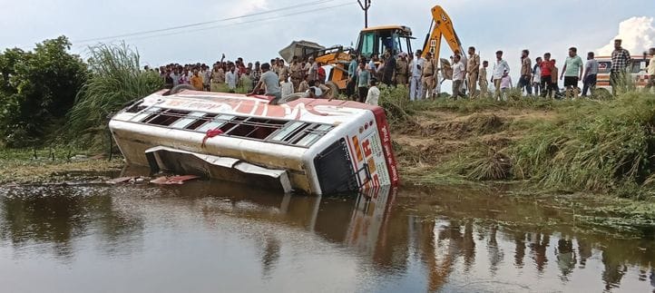 दातागंज रोड पर पलटी बस में यात्रियों को निकलते हुए। स्रोत ग्रामीण दातागंज रोड पर पलटी बस में यात्रियों को निकलते हुए। स्रोत ग्रामीण