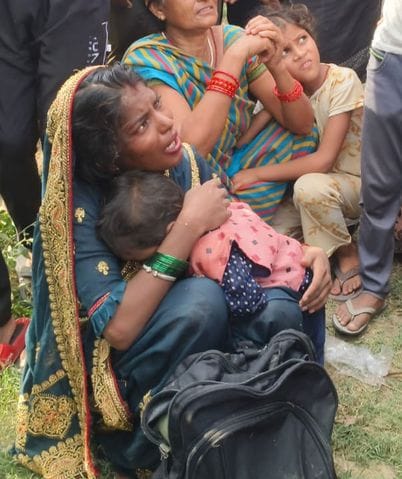 दातागंज रोड पर पलटी बस में यात्रियों को निकलते हुए। स्रोत ग्रामीण दातागंज रोड पर पलटी बस में यात्रियों को निकलते हुए। स्रोत ग्रामीण